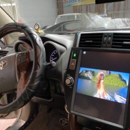 Ảnh lắp đăt màn hình Tesla Prado