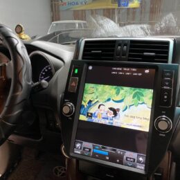 Ảnh lắp đăt màn hình Tesla Prado