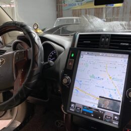 Ảnh lắp đăt màn hình Tesla Prado