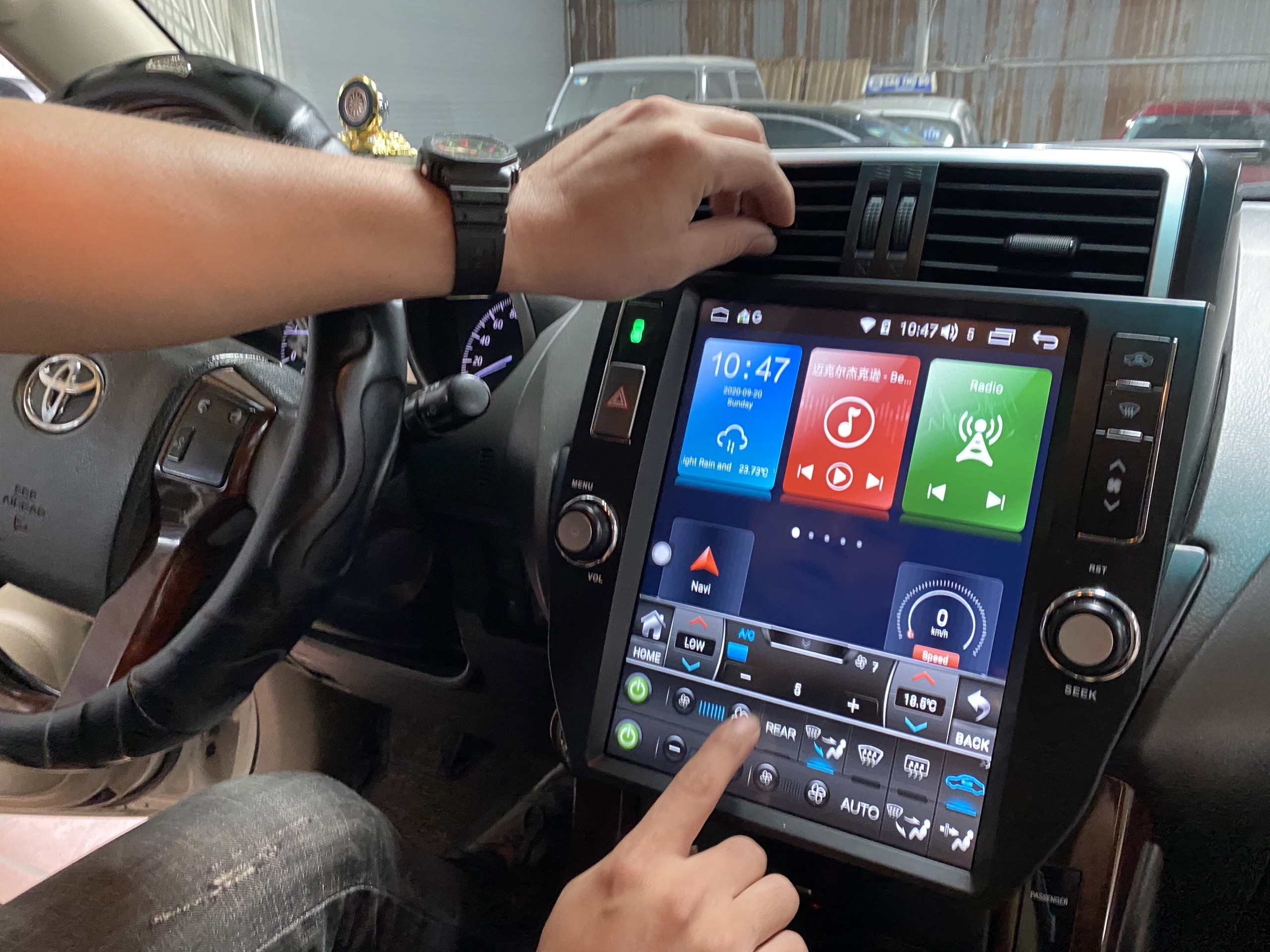 Ảnh lắp đăt màn hình Tesla Prado